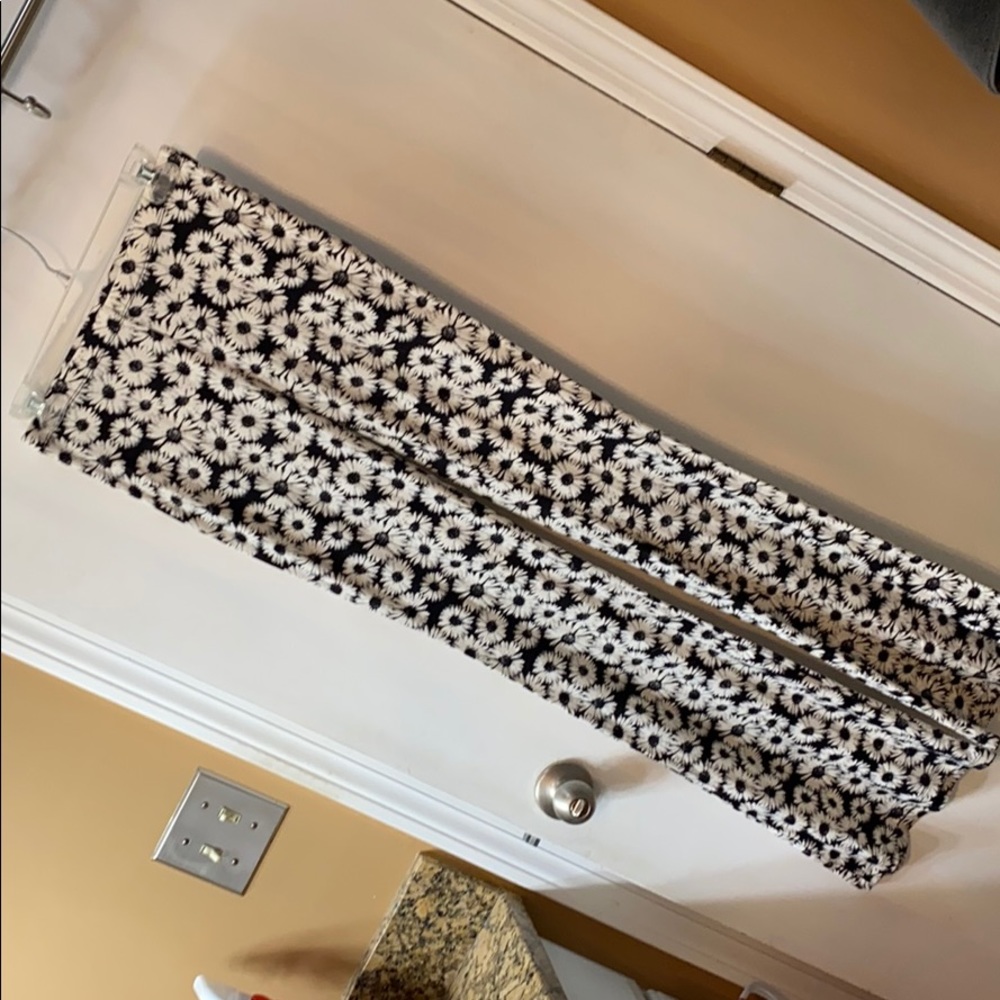 Black and white daisy flare pant